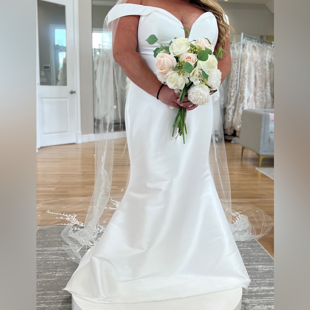 Allure Off-Shoulder Wedding Dress-Never altered Brand New! Sz 22 (street sz 16)